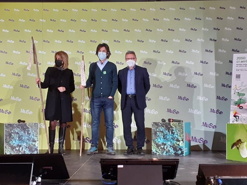 Il bastone da passeggio,simbolo dell’anno museale dell’Euregio, esposto ieri al Muse di Trento (Foto: Ufficio Stampa Trentino)