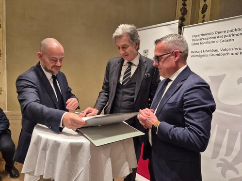 La firma che sancisce il passaggio formale alla Provincia. Nella foto, da sinistra, il direttore del Dipartimento Opere pubbliche, Valorizzazione del patrimonio, Libro fondiario e Catasto, Daniel Bedin, il presidente del Consiglio di Amministrazione della Cassa di Risparmio di Bolzano, Gerhard Brandstätter, e l'assessore provinciale alle Opere pubbliche, Valorizzazione del patrimonio, Libro fondiario e Catasto,&nbsp;Christian&nbsp;Bianchi. (Foto: USP/Gianluca Crocco)