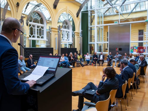 Durante il workshop, i portatori di interesse hanno discusso i primi risultati e analizzato le raccomandazioni dell'OCSE, ha riferito Klaus Egger (a sinistra), rappresentante speciale per la sostenibilità della Provincia autonoma di Bolzano. (Foto: ASP/Fabio Brucculeri)