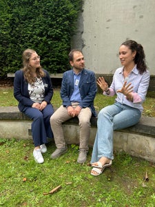 Teilnehmende der der EuregioBrusselsSchool sprechen von Mehrwert für alle Seiten: (v. l.) Linda Kammerer, Alessandro Rapisarda und Michelle Notari. (Foto: Euregio)
