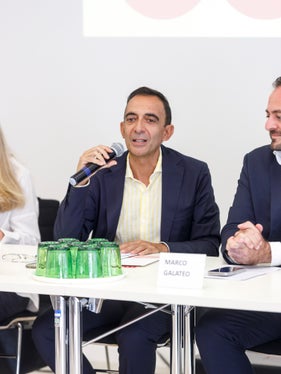 Antonio Lampis (neben Landesrat Galateo) unterstrich, dass der Piero-Siena-Preis Kunstschaffenden in Südtirol neue Möglichkeiten eröffnen soll. (Foto: LPA/Tiberio Sorvillo)