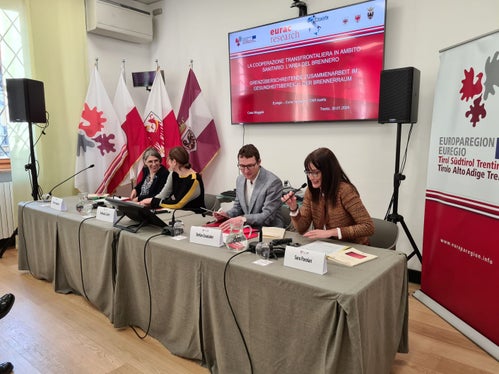 Da sinistra Esther Happacher (Università di Innsbruck), Raffaella Coletti di CNR-ISSiRFA (Istituto di Studi Sui Sistemi Regionali Federali e sulle Autonomie), Stefan Graziadei (Euregio) e Sara Parolari di Eurac Research. (Foto: Archivio Ufficio stampa Provincia autonoma di Trento) 