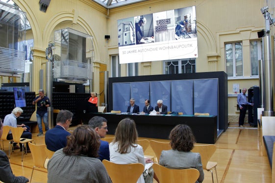 Es braucht eine starke Governance mit klaren Regeln, um Wohnraum für die Menschen, die hier leben und arbeiten, sicher zu stellen“, hielt Landesrätin Deeg bei der Vorstellung der ASTAT-Studie zur Wohnbaupolitik fest. (Foto: LPA/Greta Stuefer)