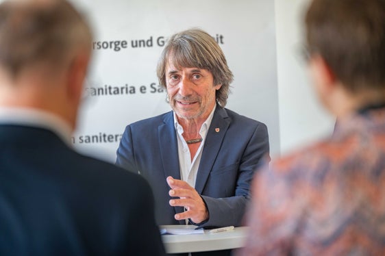 Im Gemeinschaftshaus arbeiten die Dienste noch enger zusammen, Patientinnen und Patienten erhalten medizinische, pflegerische und soziale Unterstützung an einem Ort und Wege werden einfacher und kürzer, sagte Gesundheitslandesrat Hubert Messner bei der Eröffnung des Gemeinschaftshauses Loew-Cadonna in Bozen. (Foto: LPA/Greta Stuefer)