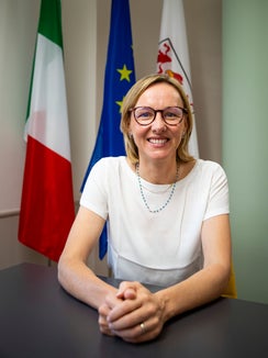 Landesrätin Magdalena Amhof zeigt sich erfreut darüber, dass das Interreg-Programm Italien-Österreich auf so großen Anklang stößt. (Foto: LPA/Abteilung Europa)