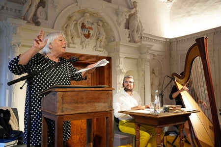 La esperta de nfrusciamënt y tueda narativa Ulrike Kindl: “Wolff ne à nia nventà chësta lijëndes, l les à 'cuntedes da nuef': l'antropologia culturela à la ncëria de descurì i mutifs autoctons. (Foto: USP/Guido Steinegger)