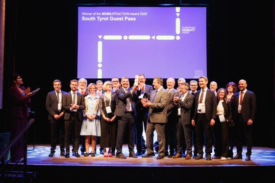 L'Alto Adige Guest Pass è stato premiato come miglior progetto europeo di mobilità nell’ambito dei Mobility Action Awards 2025 della Commissione europea. Sul palco: la delegazione altoatesina con l’assessore provinciale alla Mobilità Daniel Alfreider. (Foto: USP/Ivan Brentegani)