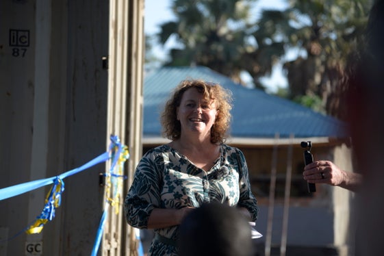 Landesrätin Rosmarie Pamer war Anfang April bei der Inbetriebnahme einer Fotovoltaikanlage, die ein Berufsschulzentrum im Flüchtlingszentrum in Palorinya mit Strom versorgt. (Foto: LPA/Hannes Wisthaler)