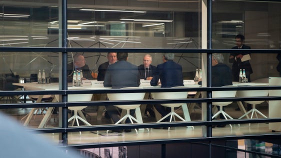 All'incontro tra il presidente Kompatscher e il ministro Urso hanno partecipato anche l'onorevole Dieter Steger, il vicepresidente della Provincia Marco Galateo (di spalle) e (di fronte) il senatore Alessandro Urzì e il commissario del Governo Vito Cusumano. (Foto: ASP/Fabio Brucculeri)