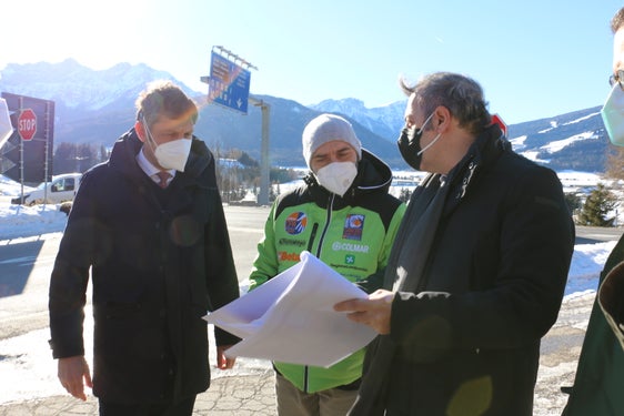 Die Einfahrt ins Antholzer Tal soll für die Olympischen Spiele 2026 neu organisiert werden: LR Alfreider, Vizeminister Morelli und der Vizedirektor der Landesabteilung Tiefbau Simone besprechen die Pläne. (Foto: LPA/Ingo Dejaco)