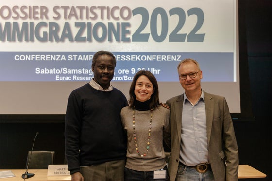 Matthias Oberbacher (sin.) e Fernando Biague (dx.) sono i responsabili della parte altoatesina dell'Annuario sull'immigrazione 2022, che hanno presentato oggi insieme alla responsabile dell'Ufficio di Coordinamento per l'Integrazione della Provincia, Daniela Zambaldi. (Foto: ASP/Claudia Corrent)