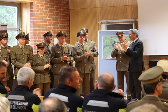 Glückwunsch für Geleistetes und gute Wünsche für den neuen Weg: Landeshauptmann und Bevölkerungsschutzlandesrat Arno Kompatscher (rechts) und Berufsfeuerwehr-Kommandant Florian Alber (2. von rechts) gratulieren den neuen Berufsfeuerwehrleuten. (Foto: LPA/Maja Clara)