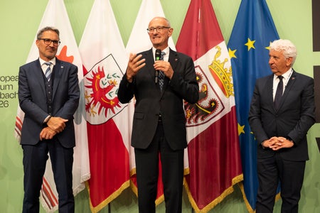 Hanno ringraziato tutti i partecipanti per le nuove idee e gli importanti spunti per la società e l’economia: (da sinistra) i presidenti Arno Kompatscher (Alto Adige) e Anton Mattle (Tirolo), nonché il presidente del Consiglio provinciale di Trento Claudio Soini (Foto: Land Tirol/Sedlak)