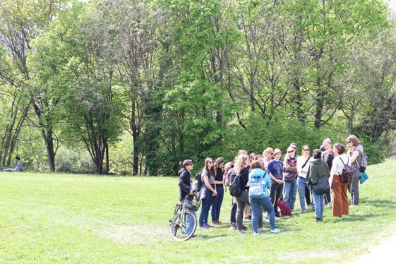 Network Meeting anche lungo il Talvera a Bolzano: il nome Talvera è stato scritto per la prima volta intorno al 1080 come “fluvius Talaverna” e significa detriti, letto di torrente, terreno sabbioso; il nome del quartiere di Gries può essere fatto risalire all'antico termine tedesco per sabbia, ghiaia. (Foto: USP/Maja Clara)