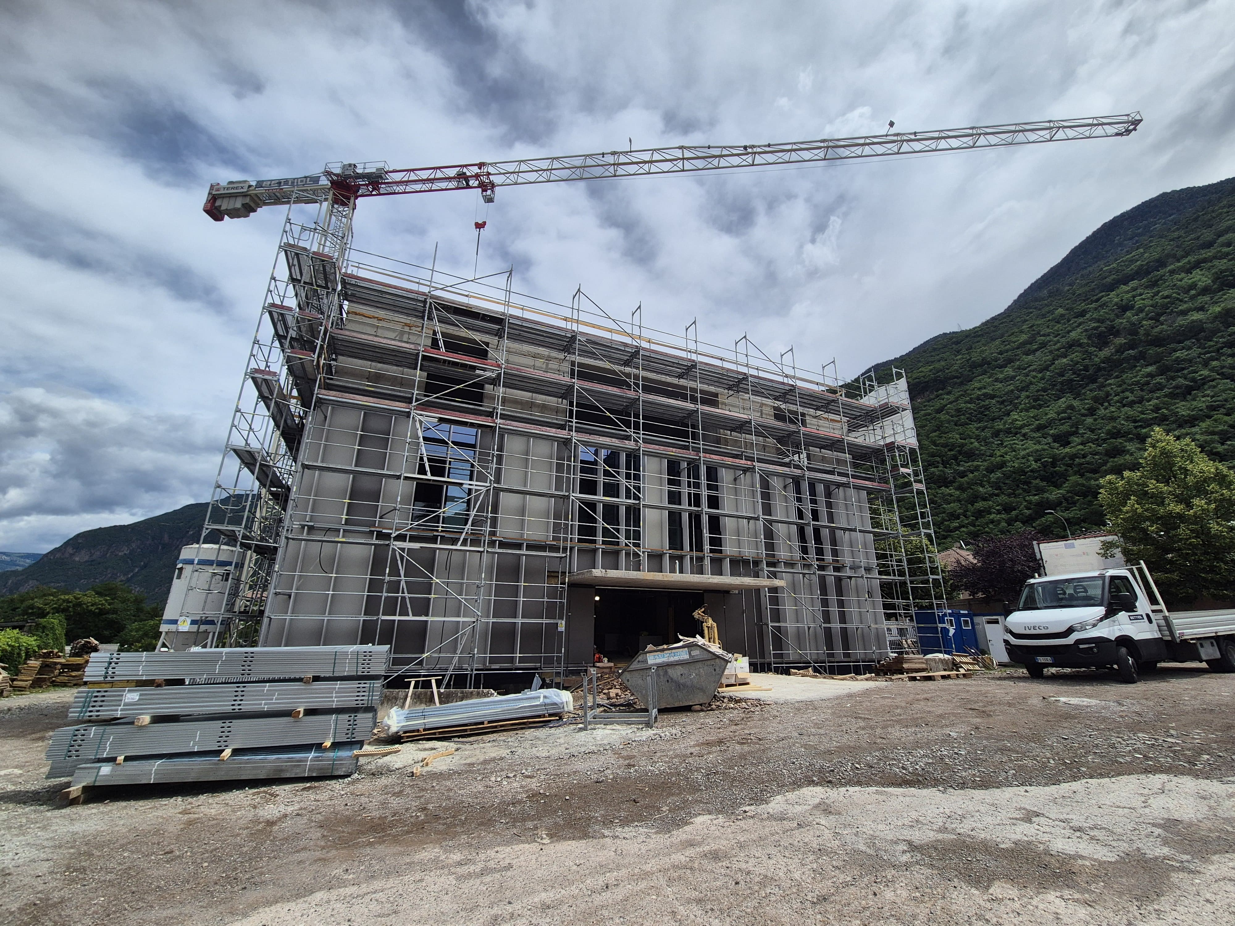 Für das Gemeinschaftshaus in Leifers steht der Rohbau. (Foto: LPA/Gianluca Crocco)