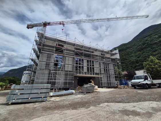 Für das Gemeinschaftshaus in Leifers steht der Rohbau. (Foto: LPA/Gianluca Crocco)