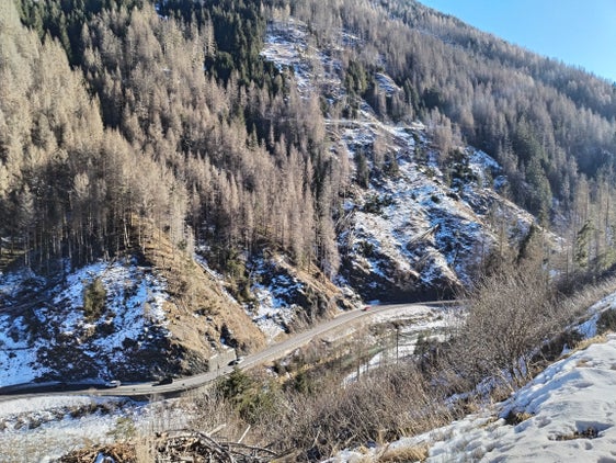 Sön la strada dla Val Badia, tl comun de Mareo, él preodü da fá n intervënt de proteziun cuntra la tomada de peres y por aumenté la segurëza. (Foto: USP/Assessorat Infrastrotöres y Mobilité)
