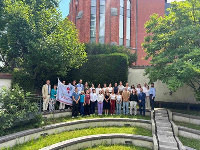 Foto al termine di un'intensa settimana alla EuregioBrusselsSchool: il gruppo con una parte del team di accompagnatori della rappresentanza dell'Euregio a Bruxelles. (Foto: Euregio)