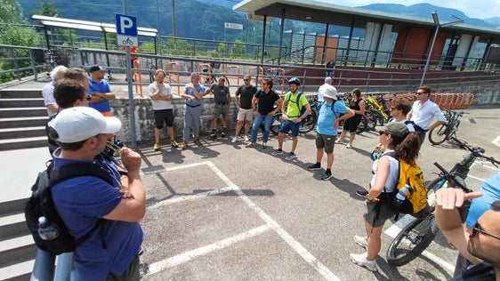 Il sopralluogo in bici lungo la valle dell'Adige ha fatto tappa anche a Gargazzone. (Foto: USP/STA)
