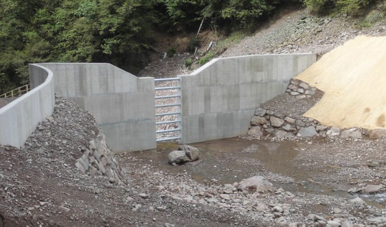 La stessa squadra guidata da Michael Helfer ha costruito una nuova briglia a fessura sopra la Schwabmühle (Foto: ASP/Ufficio provinciale Sistemazione bacini montani Sud presso l'Agenzia per la Protezione civile)