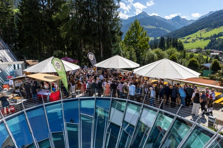 Quest’anno si è tenuta per la prima volta la “Alpbach Welcome – College-Festl”. Le associazioni di Alpbach hanno invitato i visitatori nei negozi del paese, sia all’esterno che all’interno del Congress Centrum, per uno scambio di idee e per gustare le prelibatezze locali. (Foto: Land Tirol/Sedlak)