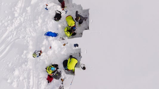 In der Euregio sind 346 Lawinenkommissionen aktiv. Mehr als 2000 großteils ehrenamtliche Mitglieder beurteilen das Lawinenrisiko und beraten u.a. die Gemeinden, Sportinfrastrukturträger und Länder. (Foto: Land Tirol) 