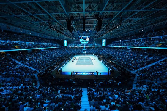 Jannik Sinner, der 23-jährige Tennis-Star aus Sexten, hat die Nitto ATP Finals in Turin gewonnen. Landeshauptmann Arno Kompatscher und Landesrat Peter Brunner, die in Turin beim Spiel mit dabei waren gratulieren. (Foto: Fitp)