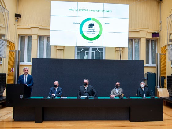 Schulterschluss für die "Landwirtschaft 2030: Südtirols nachhaltiger Weg": (v.l.) LR Schuler, Bauernbund-Obmann Tiefenthaler, Sennereiverband-Obmann Reinalter, der Präsident des Konsortiums Südtirol Wein Kofler  und der Obmann des Apfelkonsortiums Georg Kössler. (Foto: LPA/Fabio Brucculeri)