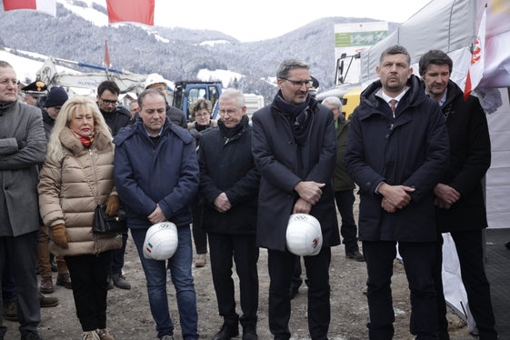 Sehen die rund drei Kilometer lange Umfahrung als wichtigen Baustein der Mobilität im Pustertal: (v.l.) Hochbaulandesrat Massimo Bessone, Landtagspräsidentin Rita Mattei, Umweltlandesrat Vettorato, Regierungskommissär Vito Cusumano, Landeshauptmann Kompatscher, Landesrat Alfreider und Bürgermeister Schneider. (Foto: LPA/Tiberio Sorvillo) 