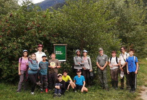 Foto di gruppo per le ragazze e i ragazzi che al biotopo Taufner Au di Naturno hanno vissuto una giornata all'insegna della tutela degli habitat naturali (Foto: ASP/Ufficio Natura)