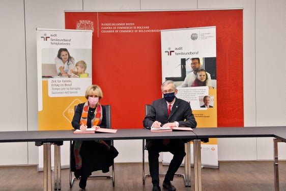 Landesrätin Deeg und Handelskammerpräsident Ebner haben mit ihrer Unterschrift die Kooperation zum "audit familieundberuf" für die kommenden Jahre verlängert. (Foto: LPA/Greta Stuefer)