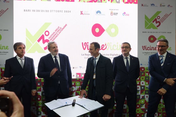 Il presidente Kompatscher (primo da destra) ha preso parte anche alla firma del Protocollo d'intesa tra Conferenza delle Regioni e la Lega Ciclismo Professionistico: qui (da destra a sinistra) assieme ai colleghi Fugatti (Trentino), Fedriga (Friuli-Venezia Giulia), Emiliano (Puglia) e al presidente della Lega Ciclismo Professionistico Roberto Pella (Foto: Conferenza delle Regioni e delle Province autonome)