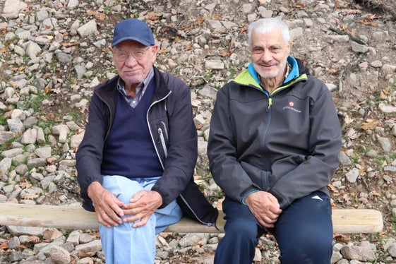 Auch sie interessieren sich für die Schutzbauten der Wildbachverbauung: die Haslacher Hans Schweigkofler (links) und Ignaz Oberegger waren beim Lokalaugenschein dabei. (Foto: LPA/Maja Clara)