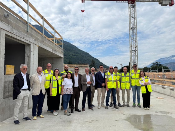 Für das neue Gemeinschaftshaus in Leifers steht der Rohbau. Bei einer kleinen Firstfeier haben Vertreter von Land und Gemeinde das Gebäude begutachtet.  (Foto: LPA/Gianluca Crocco)
