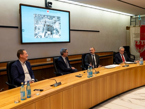 Da sinistra l'assessore provinciale Massimo Bessone, il presidente della Provincia Arno Kompatscher, il dirigente nazionale dell'Inps Vincenzo Fera e il segretario generale della Provincia Eros Magnago. (Foto: ASP/Fabio Brucculeri)
