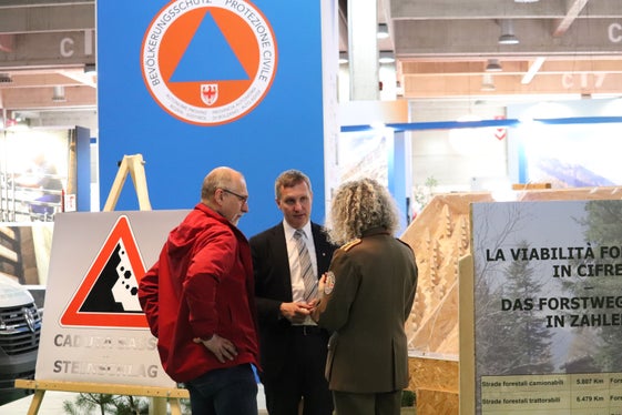 Auch Forstwirtschaftslandesrat Luis Walcher (Bildmitte) hat  - nach der Schutzwaldpreisverleihung am Vormittag in Brixen - am frühen Nachmittag die Fachmesse Civil Protect im Allgemeinen und den Stand der Forstabteilung im Besonderen (im Bild) besichtigt. (Foto: LPA/Maja Clara)