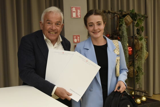 Il presidente degli imprenditori altoatesini posa insieme ad una studentessa. (Foto: Fondazione Cassa di Risparmio/Ochsenreiter)