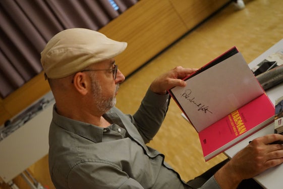 Auch der Grafikdesigner und Comiczeichner Reinhard Kleist hat bei der jüngsten Lesewoche im Herbst an Südtirols Schulen und Bibliotheken gelesen. (Foto: LPA/Daniela Huebser)