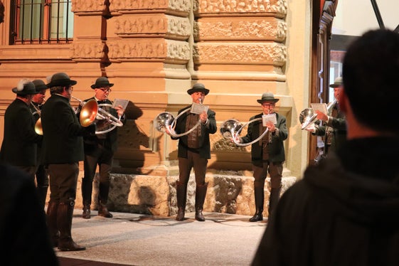 Festliche Klänge vor dem Landhaus 1: Die Jagdhornbläser vom Ritten beim Auftakt zur Jungjägerfeier 2024. (Foto: LPA/Maja Clara)