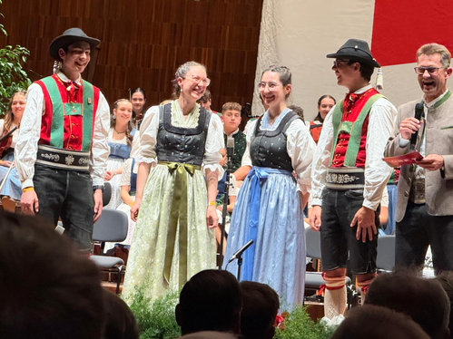 Die Geschwister Prünster - Elias, Elisabeth, Klara und Thomas Prünster - aus St. Leonhard in Passeier (im Bild bei der Verleihung beim Festabend), erhielten eine besondere Auszeichnung: den Herma-Haselsteiner-Preis als Würdigung für Darbietungen, die in vorbildlicher Weise der alpenländischen Volksmusik entsprechen. (Foto LPA/Referat Volksmusik/Franz Hermeter)