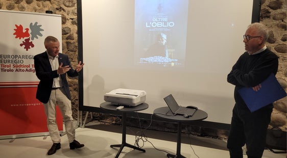 Da sinistra il segretario generale dell'Euregio, Christoph von Ach, e Maurizio Panizza, autore del libro sulla figura del prozio Giovanni Battista, dal quale è stato liberamente tratto il docufilm. (Foto: Euregio/Armin Gluderer)