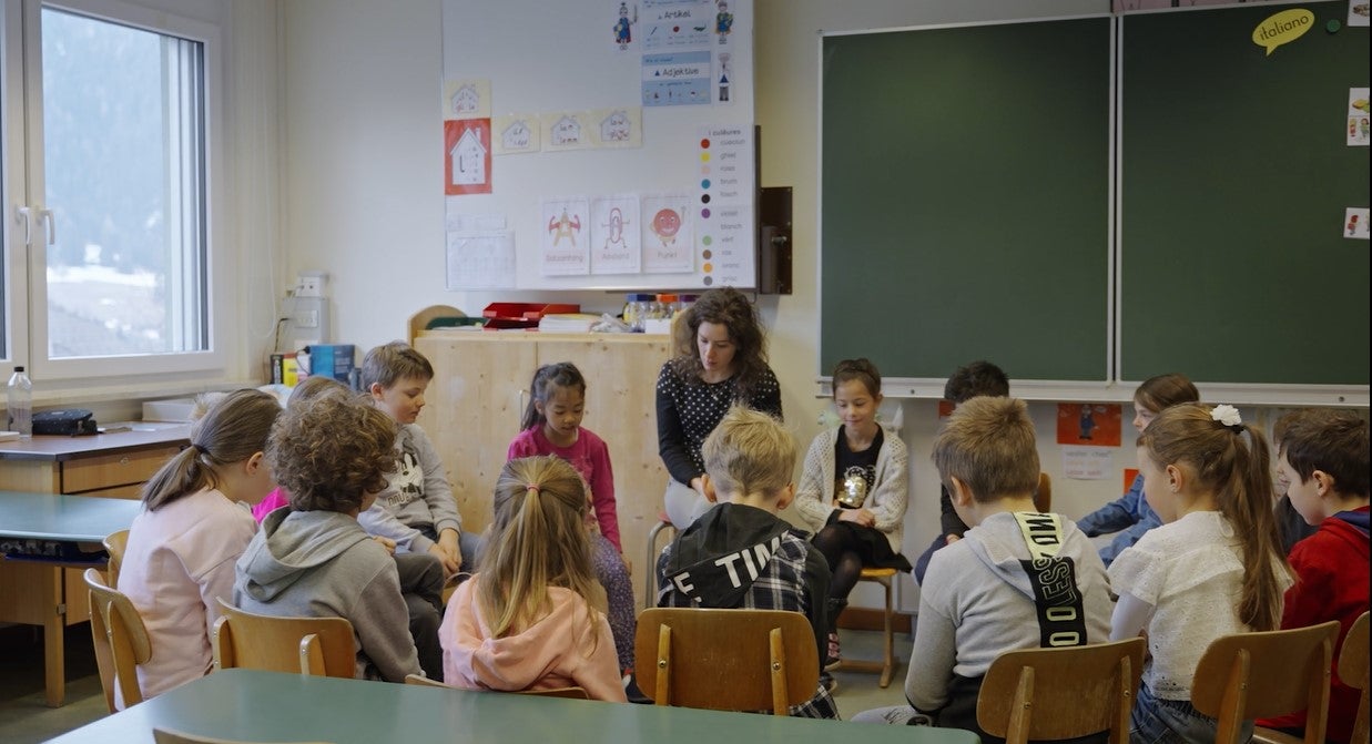 L film documenter LADINIA sun la scolina y scola ladina, realisà dl 2022, unirà prejentà n merdi, ai 14 de fauré, te Gherdëina y n juebia, ai 16 de merz, tla Val Badia. (Foto: USP)