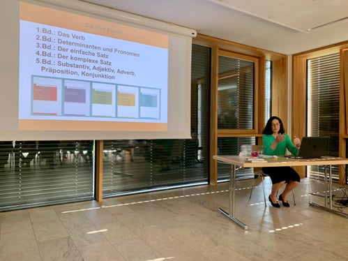 Ppresentaziun de la gramatica comparativa “Sprachen im Vergleich. Deutsch-Ladinisch-Italienisch” tla scora mesana de Sëlva . (Foto: USP/Theodor Rifesser )