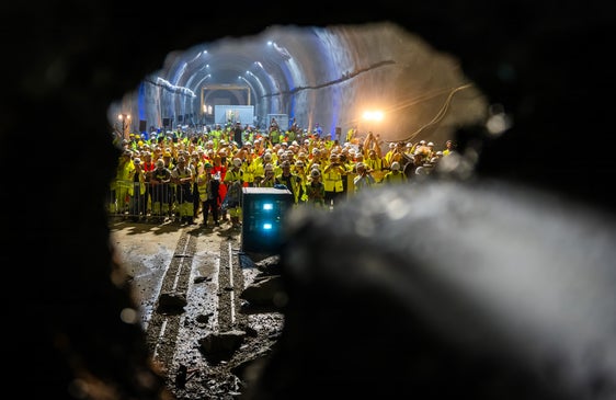 Un momento storico: la fresa Wilma ha abbattuto l'ultimo diaframma del tunnel di linea Ovest della Galleria di base del Brennero: è lungo 55 chilometri e collega Innsbruck a Fortezza. (Foto: BBT SE)