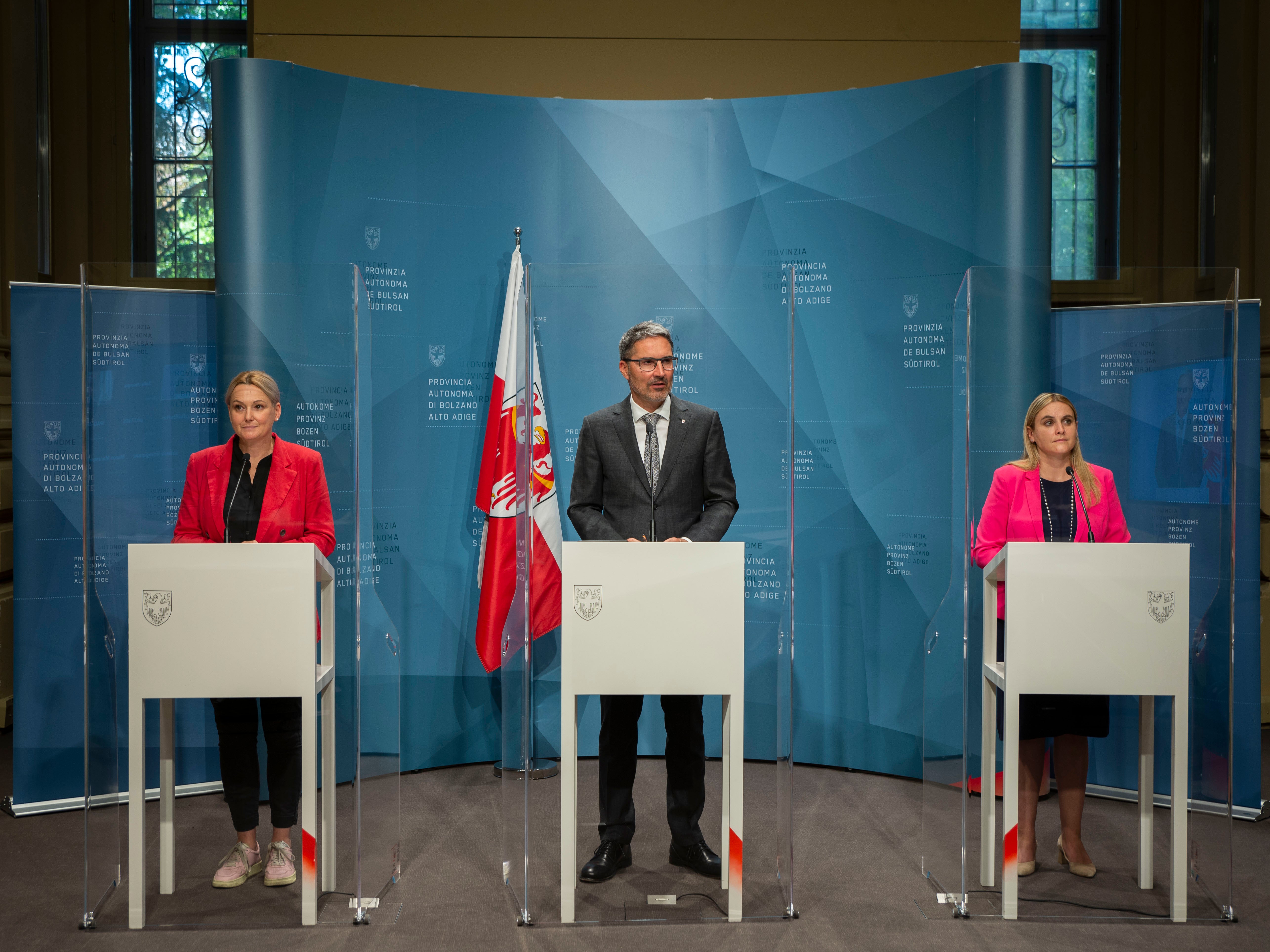 Gleichstellungsrätin Michela Morandini (v.l.), Landeshauptmann Kompatscher und die Präsidentin des Landesbeirat für Chancengleichheit, Ulrike Oberhammer, haben heute über anstehende Maßnahmen im Bereich der Chancengleichheit und Gleichstellung informiert. (Foto: LPA/Fabio Brucculeri)