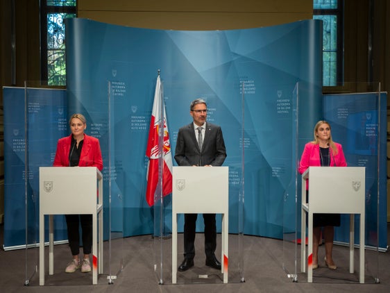 Gleichstellungsrätin Michela Morandini (v.l.), Landeshauptmann Kompatscher und die Präsidentin des Landesbeirat für Chancengleichheit, Ulrike Oberhammer, haben heute über anstehende Maßnahmen im Bereich der Chancengleichheit und Gleichstellung informiert. (Foto: LPA/Fabio Brucculeri)