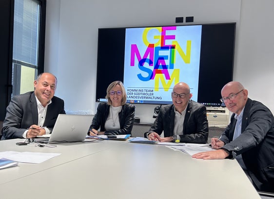 Soddisfatti per la partecipazione al concorso: da sinistra il direttore della Ripartizione personale Albrecht Matzneller, l'assessora Magdalena Amhof, il direttore del Dipartimento Europa Lavoro Personale Günther Burger e il direttore dell'Ufficio Assunzioni personale Maurizio Pacchiani (Foto: Dipartimento Europa Lavoro Personale/Anna Künig)