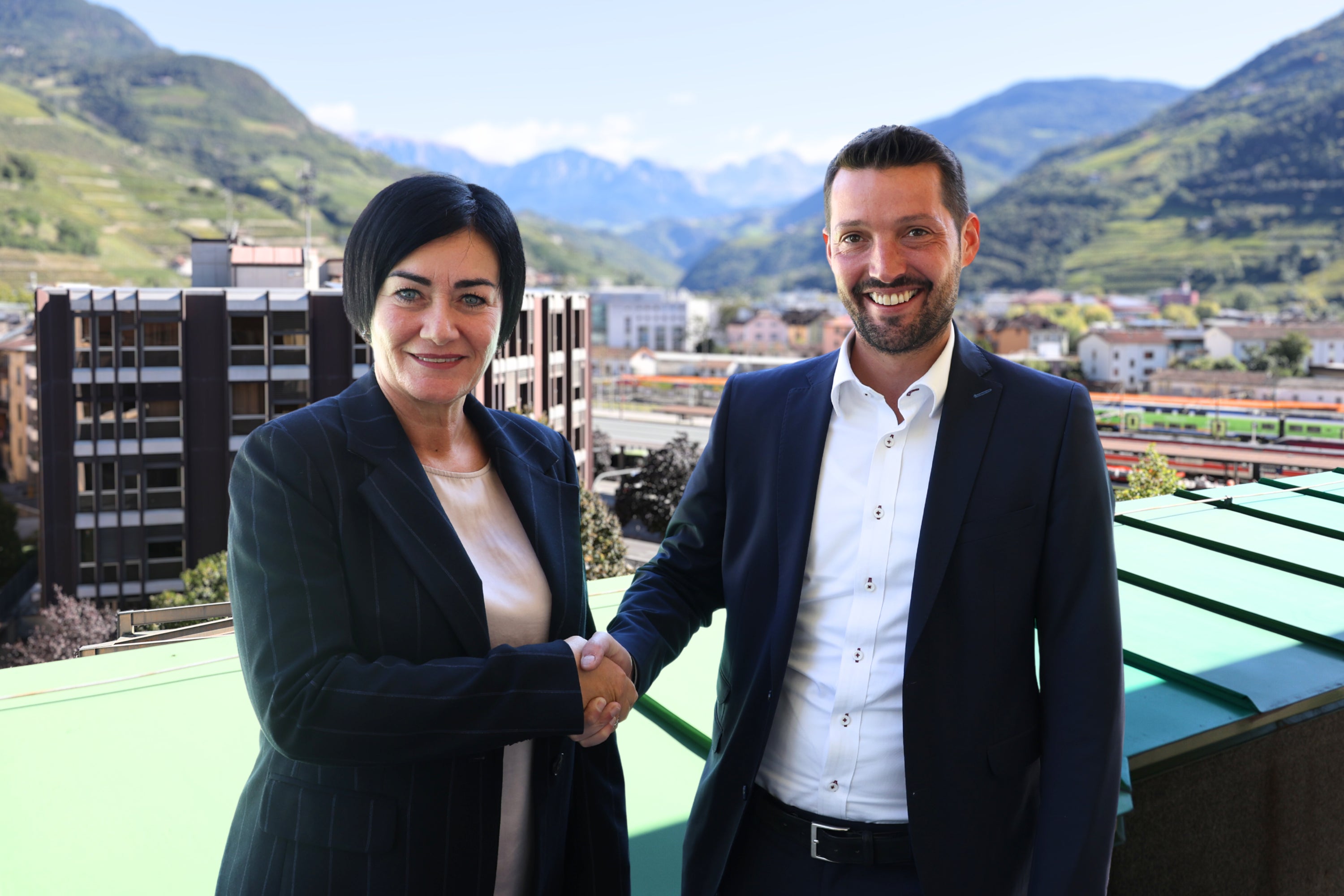 L'assessore provinciale all'Edilizia abitativa e alla Sicurezza e prevenzione della violenza Ulli Mair con il presidente del Consorzio dei Comuni Dominik Oberstaller. (Foto: USP/Dipartimento Edilizia abitativa, Sicurezza e prevenzione della violenza)