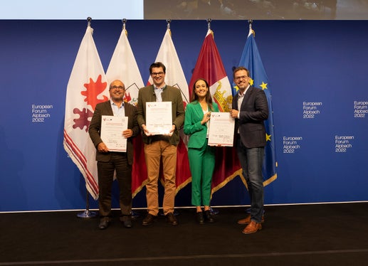 Premio Euregio Innovazione: (da sinistra) Cristiano Tomasi (in sostituzione di Mattia Bolzan; 3° premio, Trento, PreBiomics), Gregor Holfeld (1° premio, Innsbruck, HeaRT) oltre a Nathalie Hinkkanen e Ulrich Hausmann (2° premio, Innsbruck, Occyo) (Foto: Tirolo/Sedlak)
