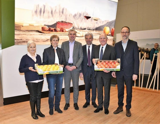 Südtirols Landwirtschaft auf der Grünen Woche in Berlin (v. l.) : Theresia Larcher, Obfrau der Seniorenvereinigung im Südtiroler Bauernbund, Landesbäuerin Antonia Egger Mair, EU-Parlamentarier Herbert Dorfmann, Landesrat Arnold Schuler, Bauernbundobmann Leo Tiefenthaler und IDM-Direktor Erwin Hinteregger  (Foto: Ressort Landwirtschaft/ Peter Möltner)